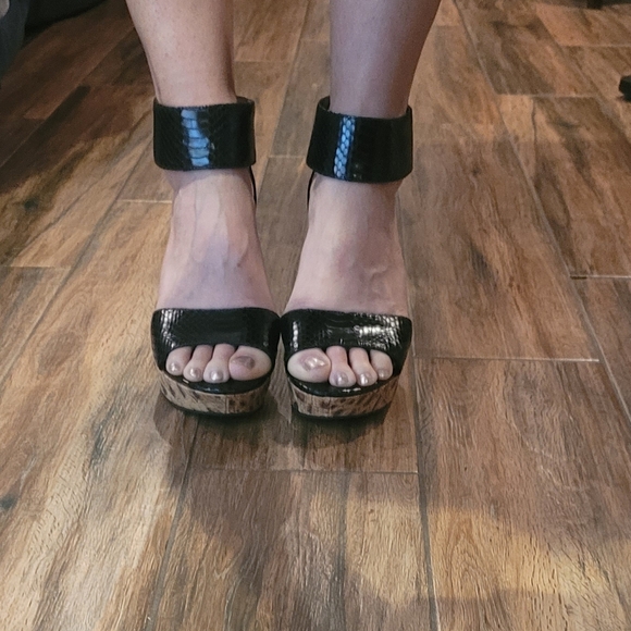 NWOT Isola Oasis Black Snake Print Cork Wedge Sandals - Picture 2 of 13